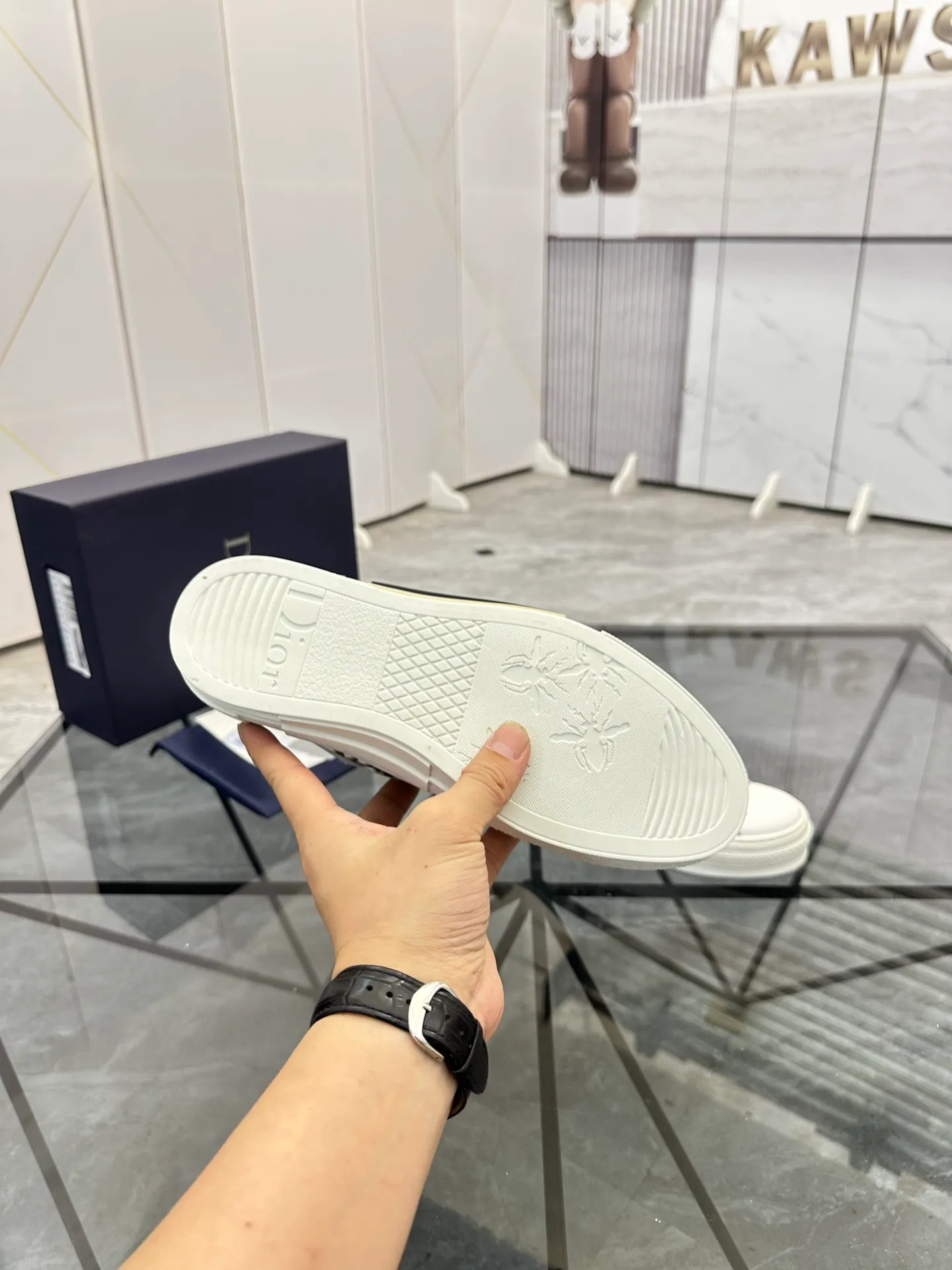 Selling men's shoes 💰: 💰P400¥ Product trademark: Dio* "Dior*" low-top casual shoes Regular size: 36-45 (can be customized to 46) Couple style B23 Product materials: Upper imported original fabric, breathable lining, original outsole. No.: 007